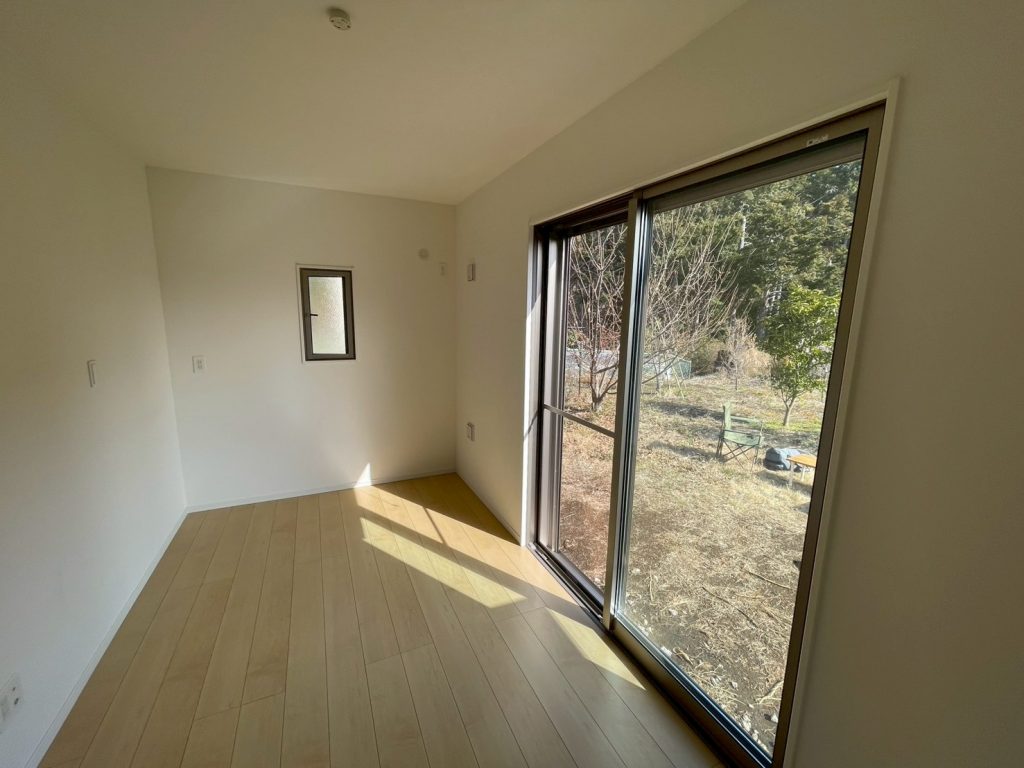 大きな窓からは庭にある畑が奥見えます。
防犯・雨対策としてシャッター設置しています。