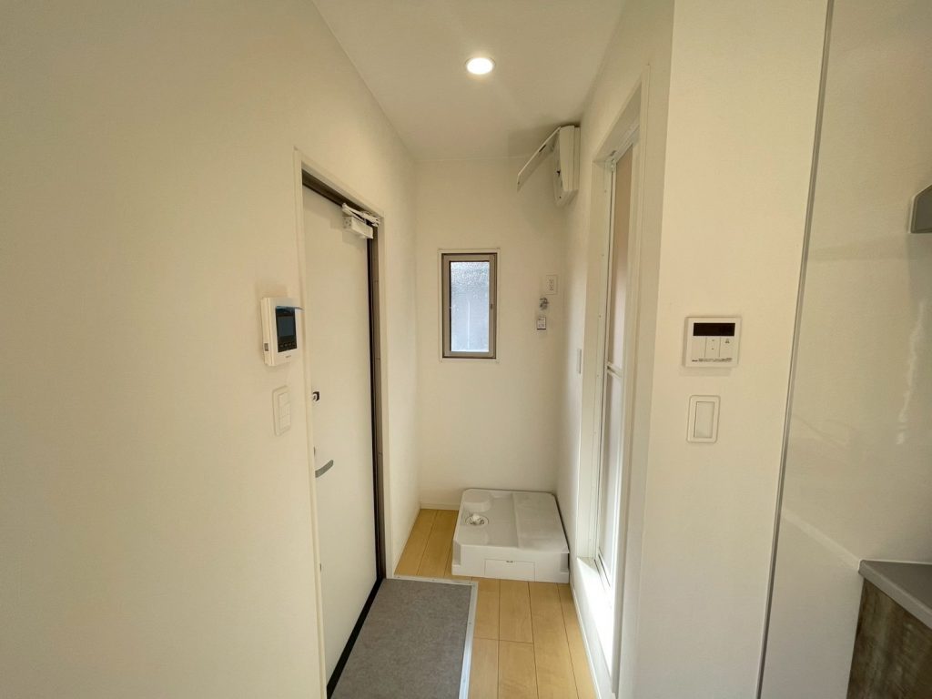 玄関すぐ横に洗濯機置き場スペースあり