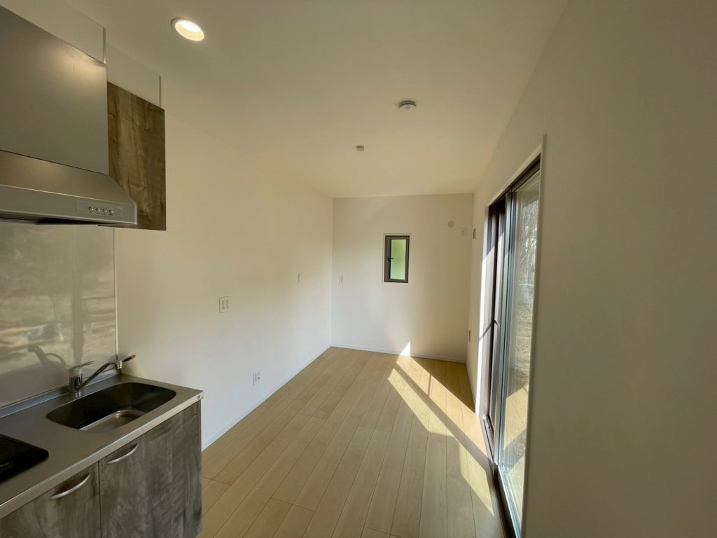 約6畳の居室には大きな窓があり、採光抜群です